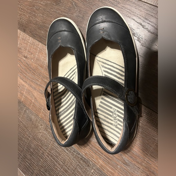 Taos leather mary jane sneaker flat. Size 8 - Picture 2 of 8